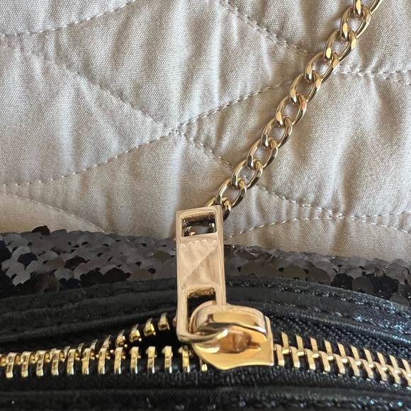 FOREVER 21 BLACK SEQUINED CROSSBODY BAG WITH GOLD CHAIN 24” STRAP NWT - Picture 4 of 5